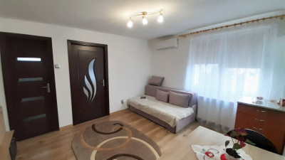 Vanzare Apartament Semidecomandat, 3 Camere, 40 mp, Zona P-ta Hermes !